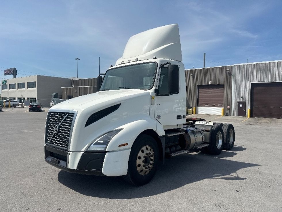 Day Cab Tractor-Heavy Duty Tractors-Volvo-2019-VNL64T300-Mississauga-ON-358,367\n\t\tkm-$ 69,000 - Image 3