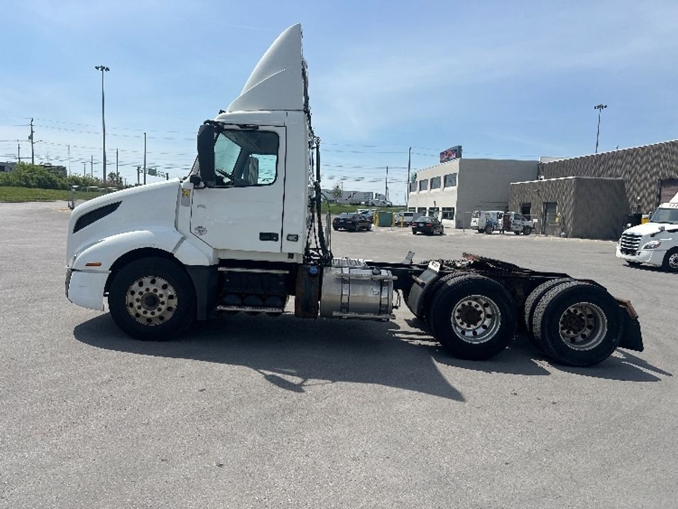 Day Cab Tractor-Heavy Duty Tractors-Volvo-2019-VNL64T300-Mississauga-ON-358,367\n\t\tkm-$ 69,000 - Image 4