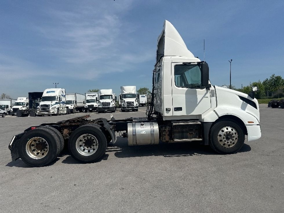Day Cab Tractor-Heavy Duty Tractors-Volvo-2019-VNL64T300-Mississauga-ON-358,367\n\t\tkm-$ 69,000 - Image 8