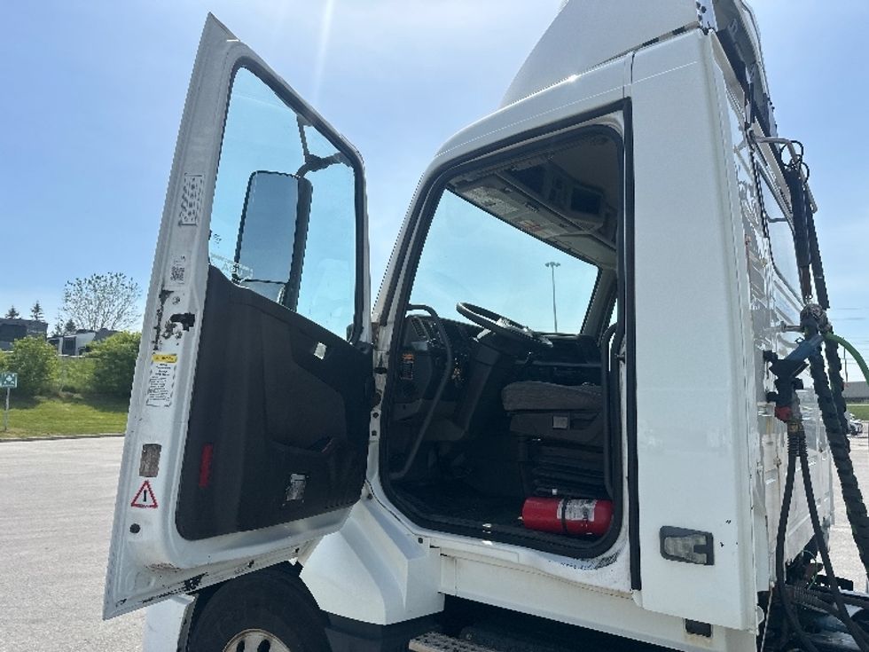 Day Cab Tractor-Heavy Duty Tractors-Volvo-2019-VNL64T300-Mississauga-ON-358,367\n\t\tkm-$ 69,000 - Image 9
