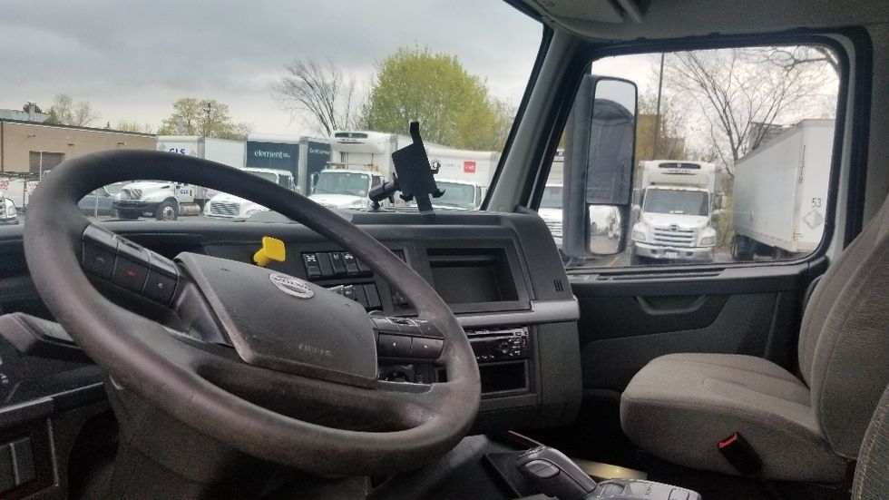 Day Cab Tractor-Heavy Duty Tractors-Volvo-2019-VNL64T300-Mississauga-ON-497,132\n\t\tkm-$ 60,500 - Image 10