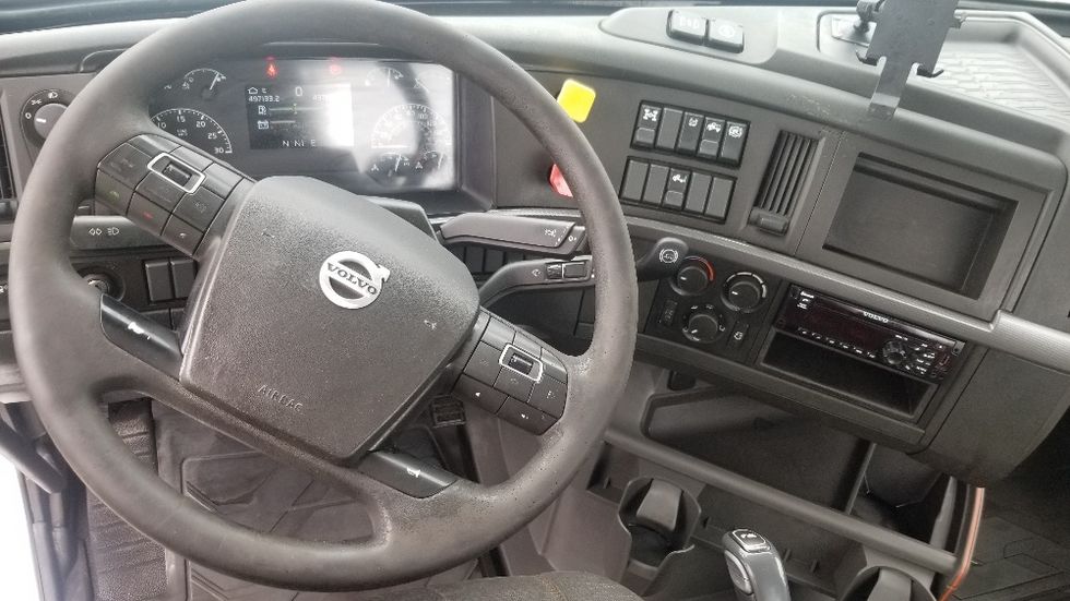 Day Cab Tractor-Heavy Duty Tractors-Volvo-2019-VNL64T300-Mississauga-ON-497,132\n\t\tkm-$ 60,500 - Image 11