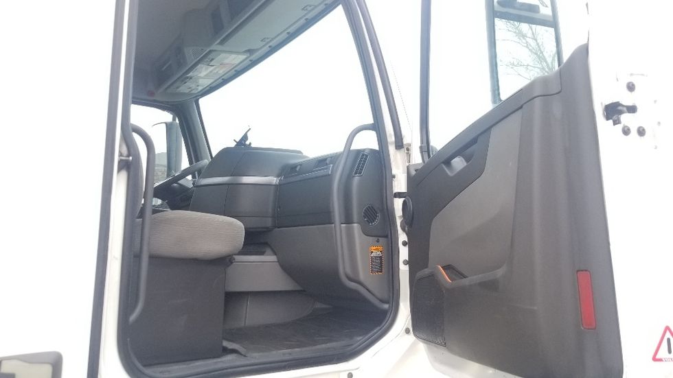 Day Cab Tractor-Heavy Duty Tractors-Volvo-2019-VNL64T300-Mississauga-ON-497,132\n\t\tkm-$ 60,500 - Image 12