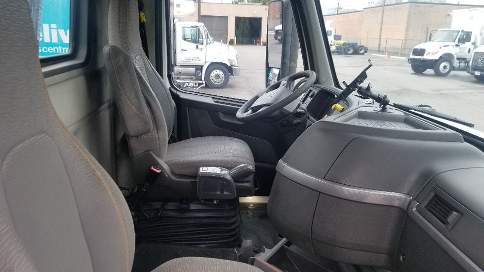 Day Cab Tractor-Heavy Duty Tractors-Volvo-2019-VNL64T300-Mississauga-ON-497,132\n\t\tkm-$ 60,500 - Image 14
