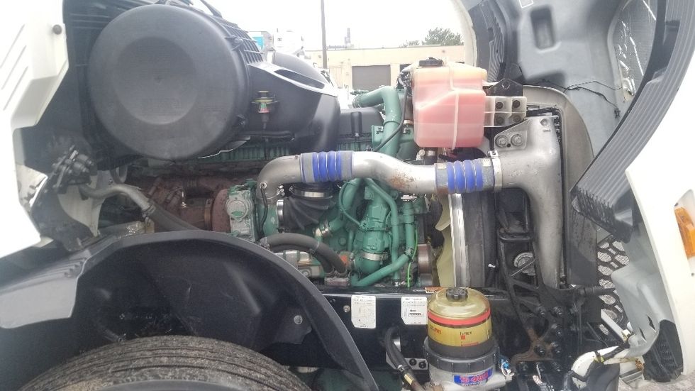 Day Cab Tractor-Heavy Duty Tractors-Volvo-2019-VNL64T300-Mississauga-ON-497,132\n\t\tkm-$ 60,500 - Image 15