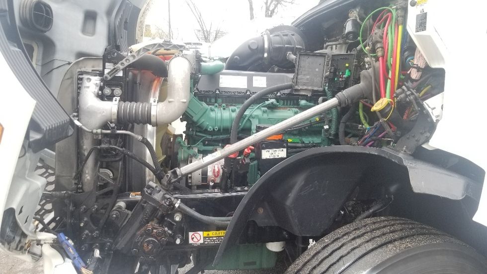 Day Cab Tractor-Heavy Duty Tractors-Volvo-2019-VNL64T300-Mississauga-ON-497,132\n\t\tkm-$ 60,500 - Image 16