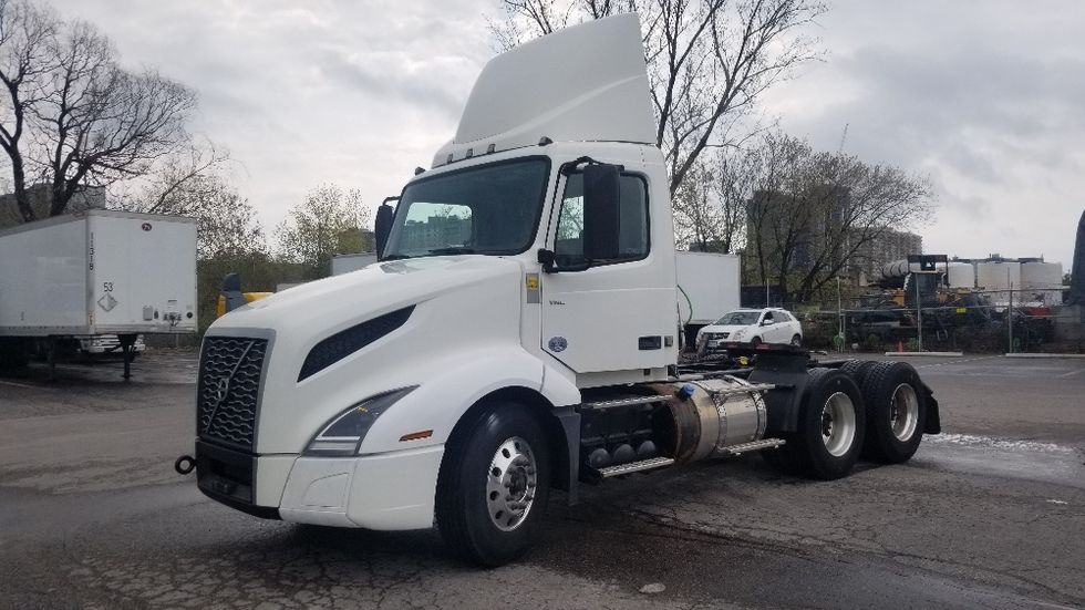 Day Cab Tractor-Heavy Duty Tractors-Volvo-2019-VNL64T300-Mississauga-ON-497,132\n\t\tkm-$ 60,500 - Image 3