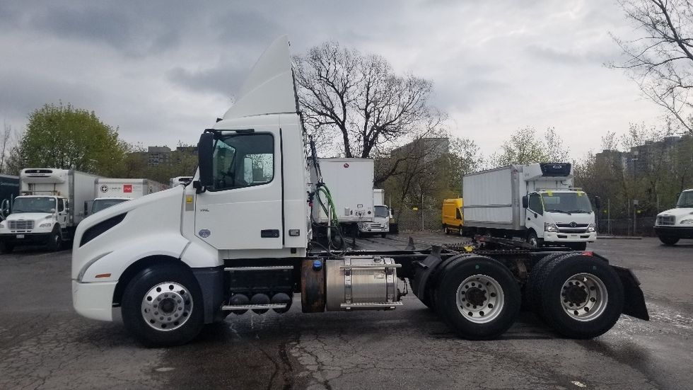 Day Cab Tractor-Heavy Duty Tractors-Volvo-2019-VNL64T300-Mississauga-ON-497,132\n\t\tkm-$ 60,500 - Image 4