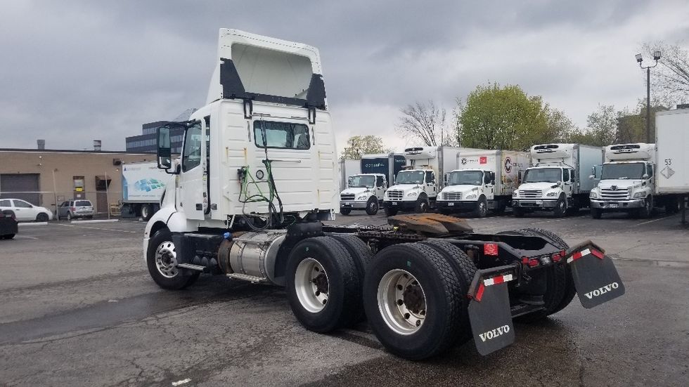 Day Cab Tractor-Heavy Duty Tractors-Volvo-2019-VNL64T300-Mississauga-ON-497,132\n\t\tkm-$ 60,500 - Image 5
