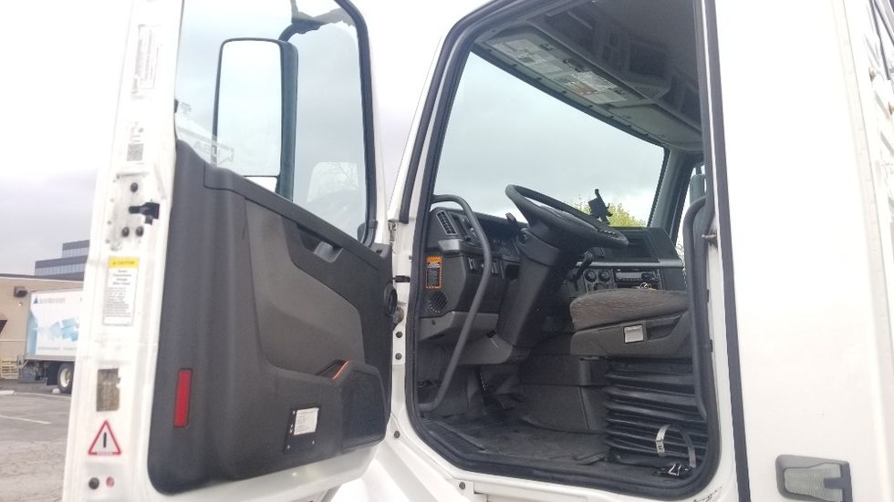 Day Cab Tractor-Heavy Duty Tractors-Volvo-2019-VNL64T300-Mississauga-ON-497,132\n\t\tkm-$ 60,500 - Image 9