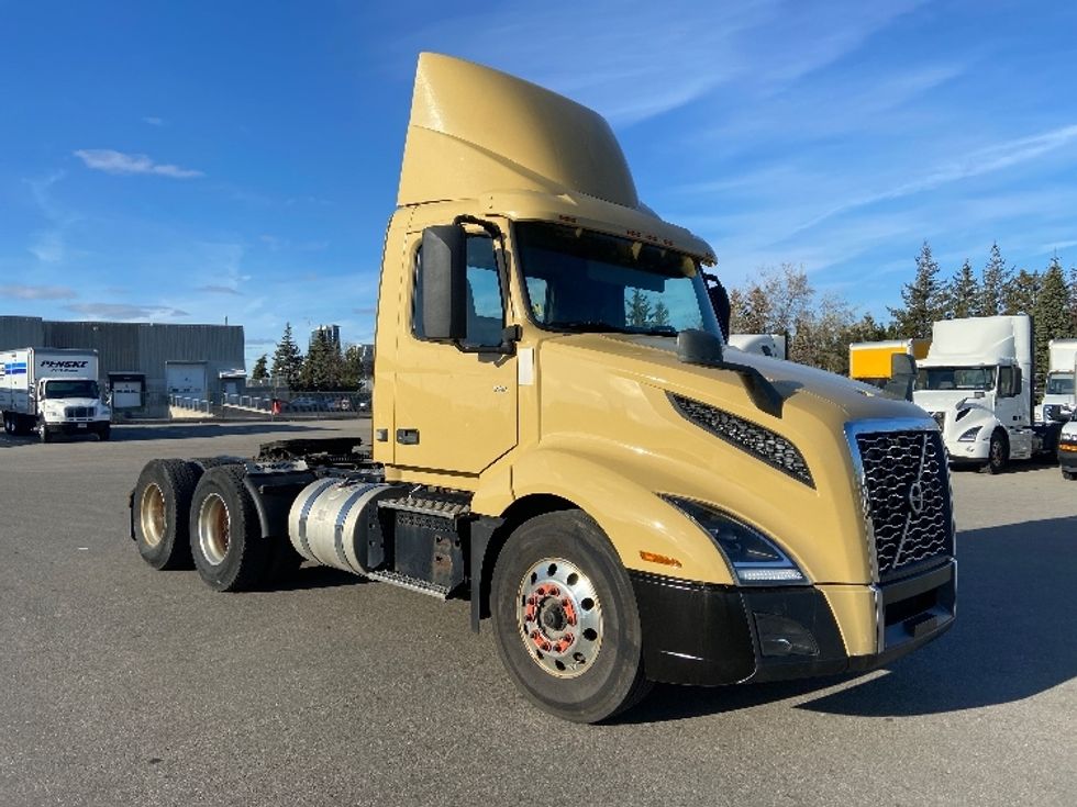 Day Cab Tractor-Heavy Duty Tractors-Volvo-2019-VNL64T300-Mississauga-ON-527,304\n\t\tkm-$ 59,500 - Image 1