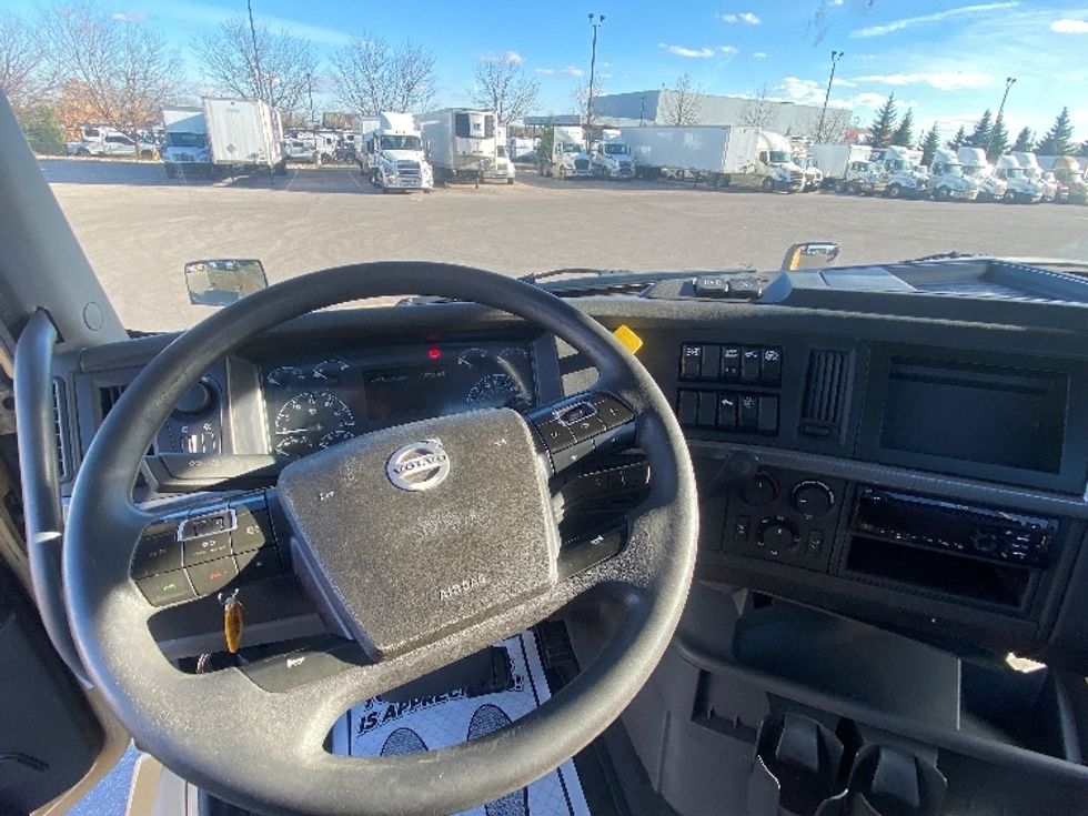 Day Cab Tractor-Heavy Duty Tractors-Volvo-2019-VNL64T300-Mississauga-ON-527,304\n\t\tkm-$ 59,500 - Image 11