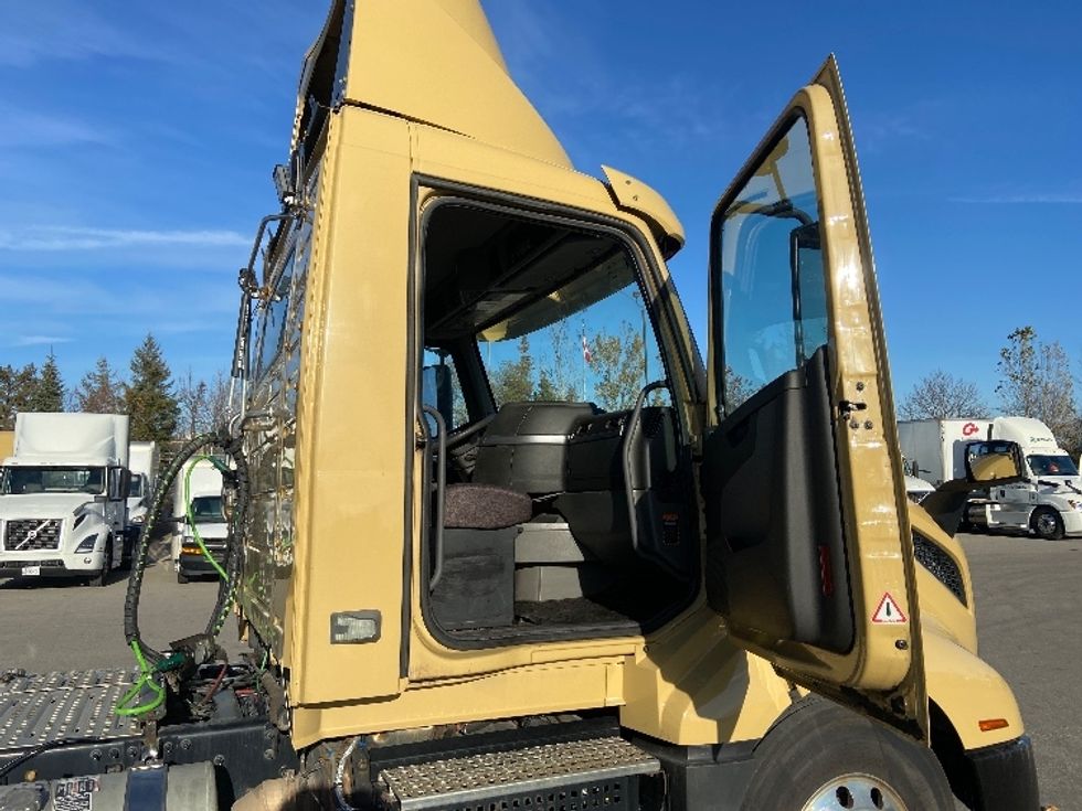 Day Cab Tractor-Heavy Duty Tractors-Volvo-2019-VNL64T300-Mississauga-ON-527,304\n\t\tkm-$ 59,500 - Image 12