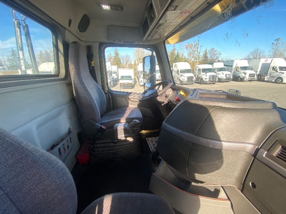 Day Cab Tractor-Heavy Duty Tractors-Volvo-2019-VNL64T300-Mississauga-ON-527,304\n\t\tkm-$ 59,500 - Image 14
