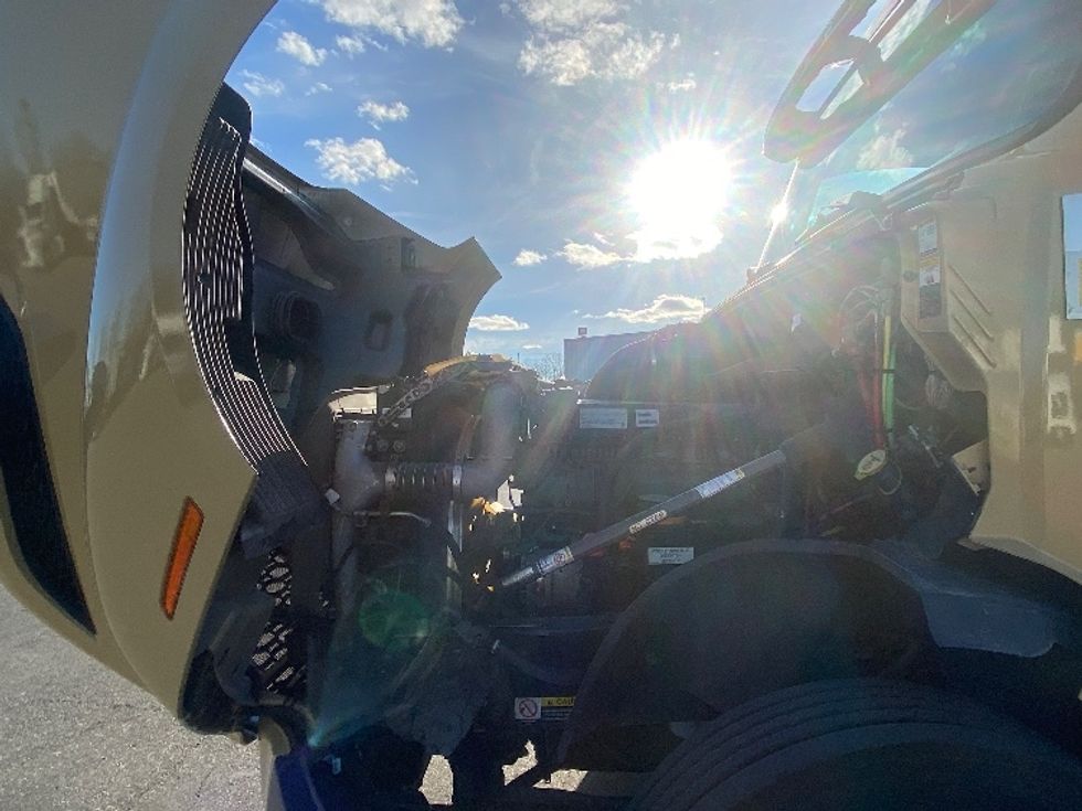 Day Cab Tractor-Heavy Duty Tractors-Volvo-2019-VNL64T300-Mississauga-ON-527,304\n\t\tkm-$ 59,500 - Image 16