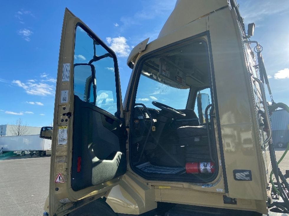 Day Cab Tractor-Heavy Duty Tractors-Volvo-2019-VNL64T300-Mississauga-ON-527,304\n\t\tkm-$ 59,500 - Image 9