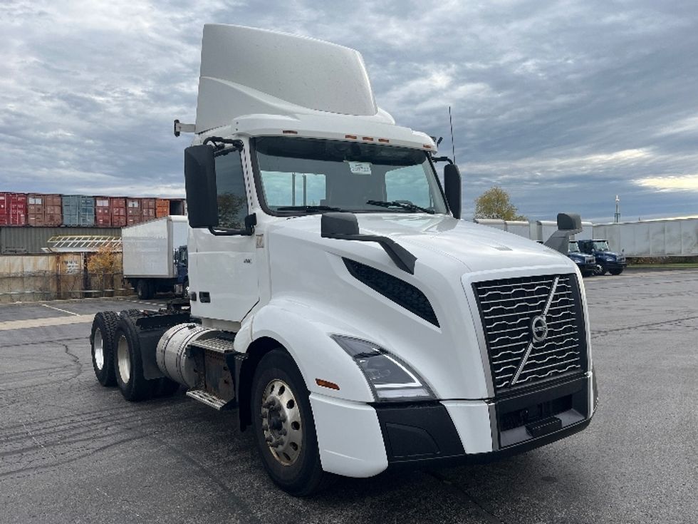 Day Cab Tractor-Heavy Duty Tractors-Volvo-2019-VNL64T300-Mississauga-ON-532,937\n\t\tkm-$ 61,000 - Image 1