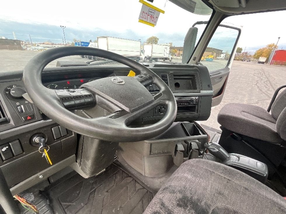 Day Cab Tractor-Heavy Duty Tractors-Volvo-2019-VNL64T300-Mississauga-ON-532,937\n\t\tkm-$ 61,000 - Image 10