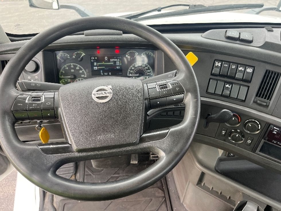 Day Cab Tractor-Heavy Duty Tractors-Volvo-2019-VNL64T300-Mississauga-ON-532,937\n\t\tkm-$ 61,000 - Image 11
