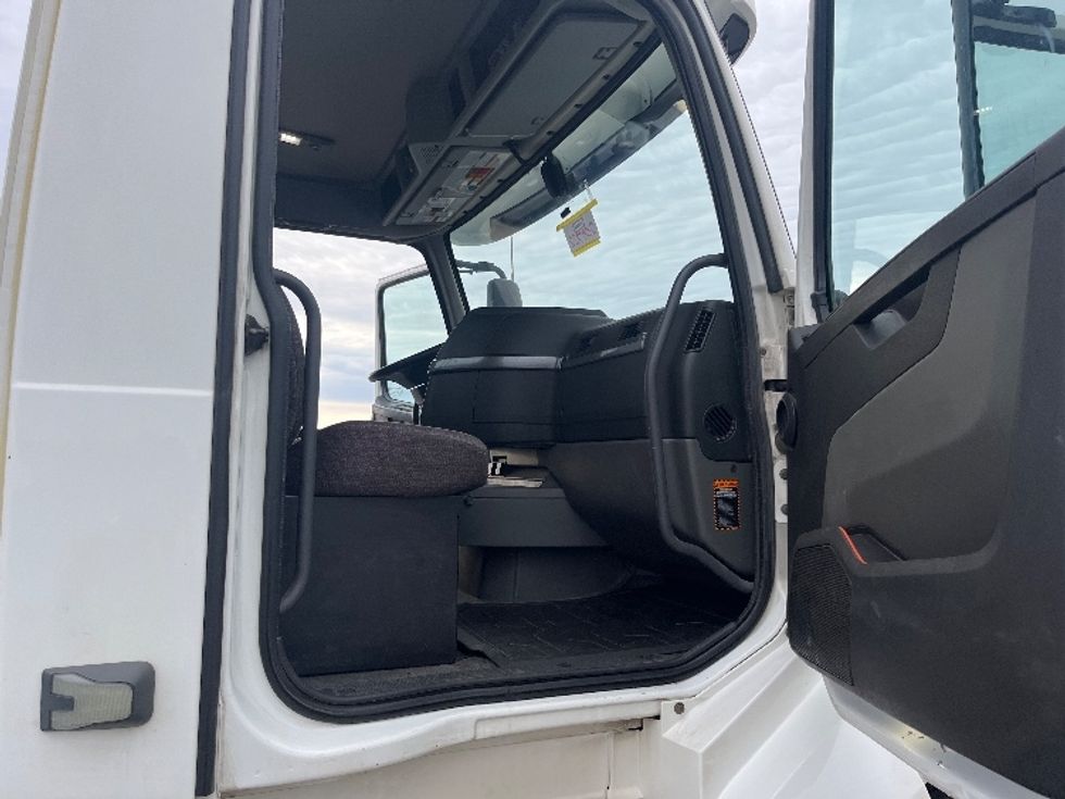 Day Cab Tractor-Heavy Duty Tractors-Volvo-2019-VNL64T300-Mississauga-ON-532,937\n\t\tkm-$ 61,000 - Image 12
