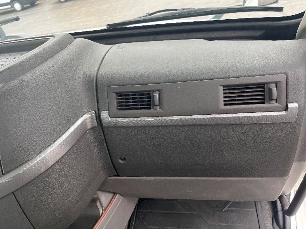 Day Cab Tractor-Heavy Duty Tractors-Volvo-2019-VNL64T300-Mississauga-ON-532,937\n\t\tkm-$ 61,000 - Image 13