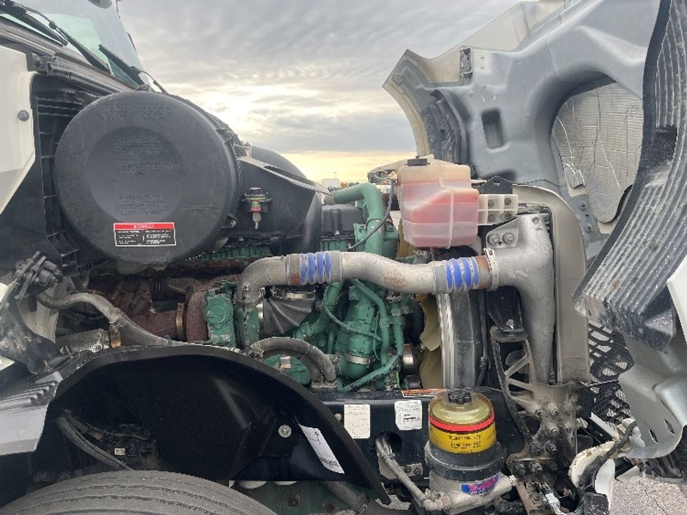 Day Cab Tractor-Heavy Duty Tractors-Volvo-2019-VNL64T300-Mississauga-ON-532,937\n\t\tkm-$ 61,000 - Image 15