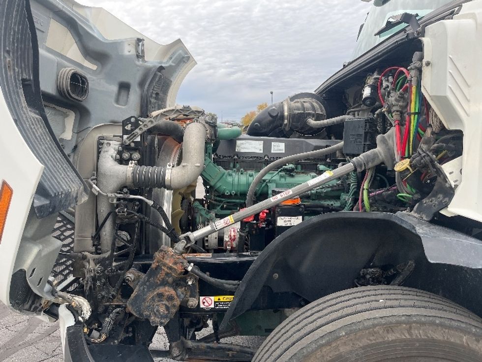 Day Cab Tractor-Heavy Duty Tractors-Volvo-2019-VNL64T300-Mississauga-ON-532,937\n\t\tkm-$ 61,000 - Image 16