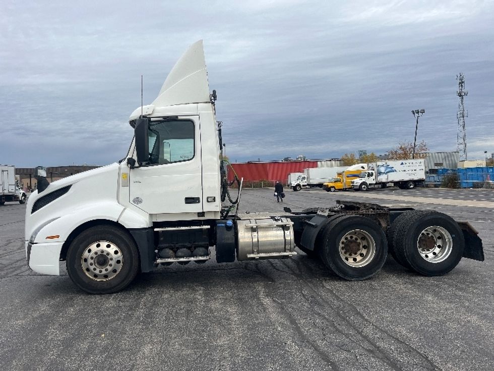Day Cab Tractor-Heavy Duty Tractors-Volvo-2019-VNL64T300-Mississauga-ON-532,937\n\t\tkm-$ 61,000 - Image 4