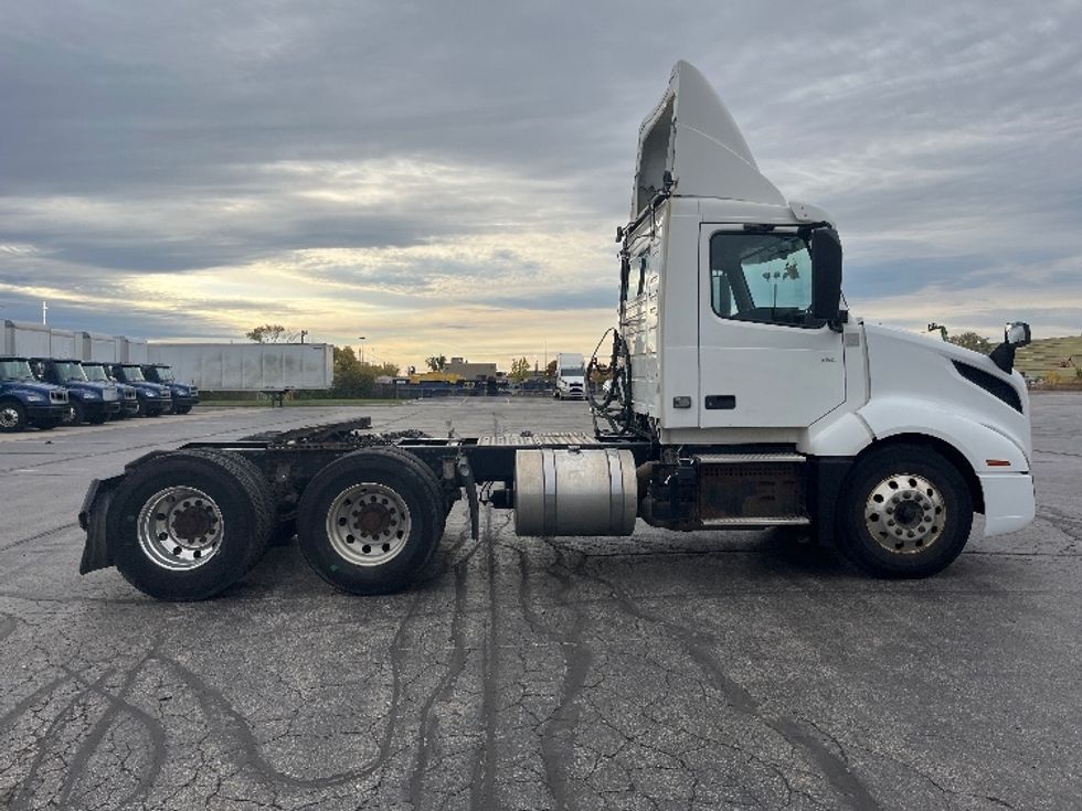 Day Cab Tractor-Heavy Duty Tractors-Volvo-2019-VNL64T300-Mississauga-ON-532,937\n\t\tkm-$ 61,000 - Image 8