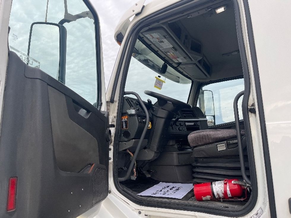 Day Cab Tractor-Heavy Duty Tractors-Volvo-2019-VNL64T300-Mississauga-ON-532,937\n\t\tkm-$ 61,000 - Image 9