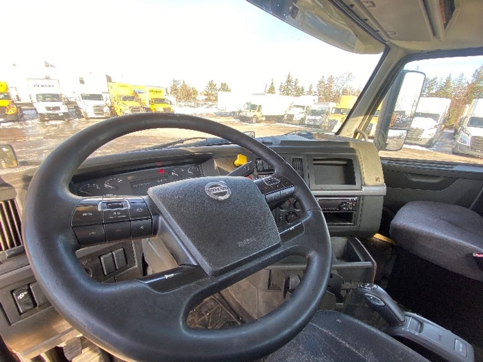 Day Cab Tractor-Heavy Duty Tractors-Volvo-2019-VNL64T300-Mississauga-ON-553,838\n\t\tkm-$ 55,500 - Image 10