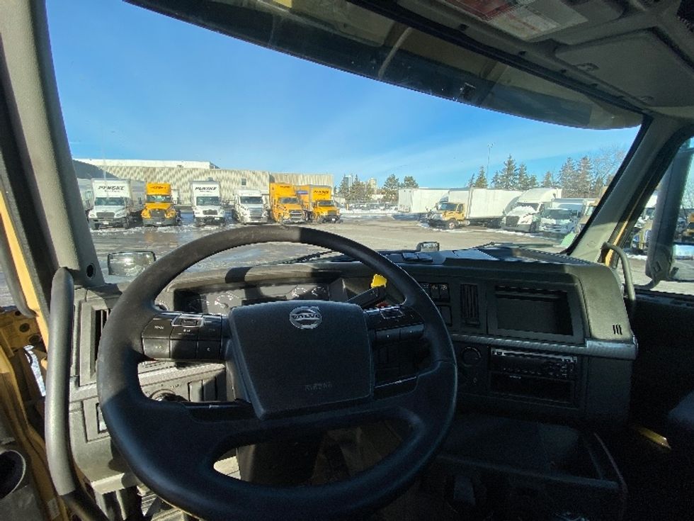 Day Cab Tractor-Heavy Duty Tractors-Volvo-2019-VNL64T300-Mississauga-ON-553,838\n\t\tkm-$ 55,500 - Image 11