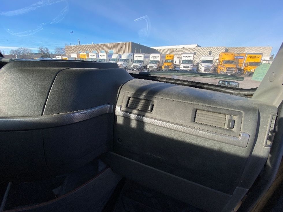 Day Cab Tractor-Heavy Duty Tractors-Volvo-2019-VNL64T300-Mississauga-ON-553,838\n\t\tkm-$ 55,500 - Image 13