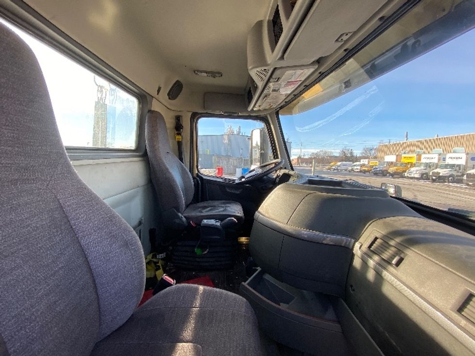 Day Cab Tractor-Heavy Duty Tractors-Volvo-2019-VNL64T300-Mississauga-ON-553,838\n\t\tkm-$ 55,500 - Image 14