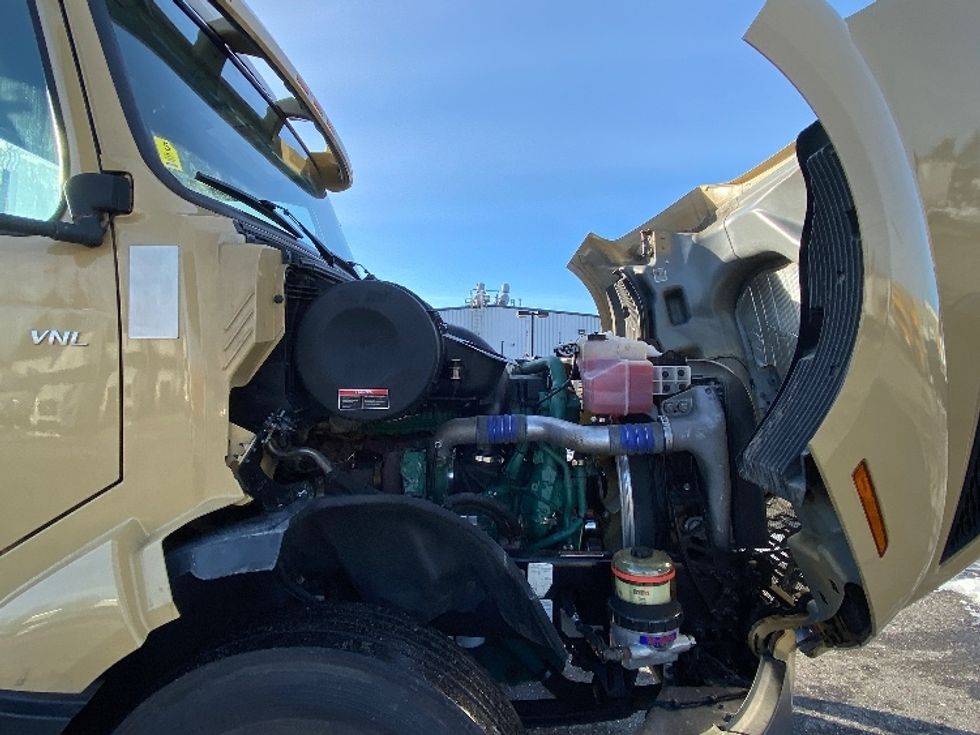 Day Cab Tractor-Heavy Duty Tractors-Volvo-2019-VNL64T300-Mississauga-ON-553,838\n\t\tkm-$ 55,500 - Image 15