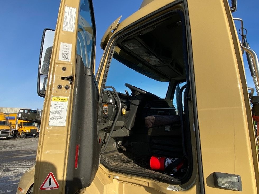 Day Cab Tractor-Heavy Duty Tractors-Volvo-2019-VNL64T300-Mississauga-ON-553,838\n\t\tkm-$ 55,500 - Image 9