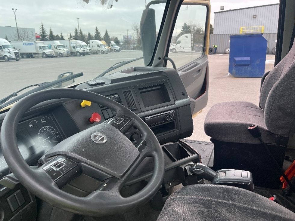 Day Cab Tractor-Heavy Duty Tractors-Volvo-2019-VNL64T300-Mississauga-ON-572,684\n\t\tkm-$ 57,500 - Image 10