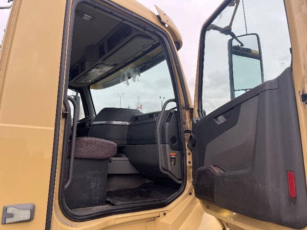 Day Cab Tractor-Heavy Duty Tractors-Volvo-2019-VNL64T300-Mississauga-ON-572,684\n\t\tkm-$ 57,500 - Image 12