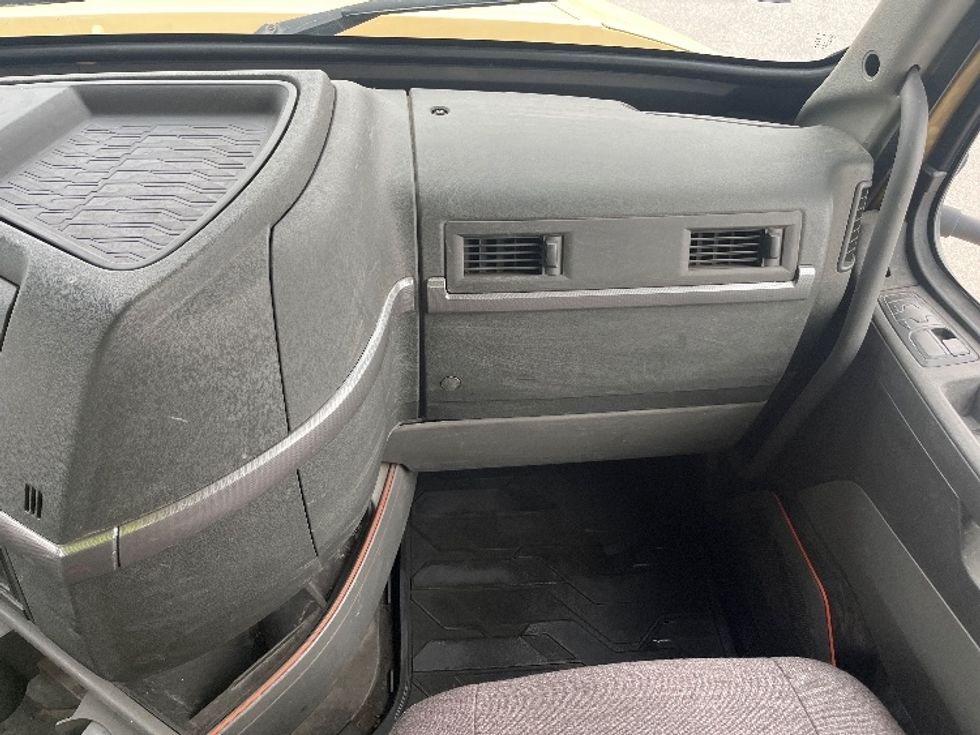 Day Cab Tractor-Heavy Duty Tractors-Volvo-2019-VNL64T300-Mississauga-ON-572,684\n\t\tkm-$ 57,500 - Image 13