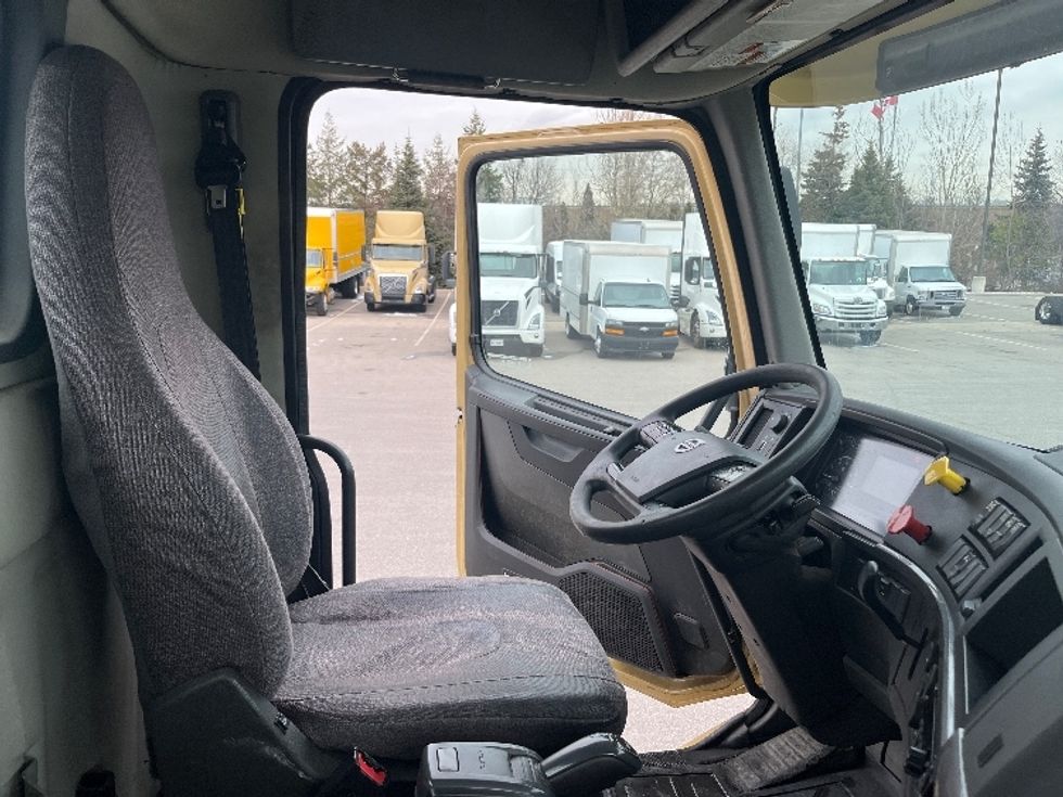 Day Cab Tractor-Heavy Duty Tractors-Volvo-2019-VNL64T300-Mississauga-ON-572,684\n\t\tkm-$ 57,500 - Image 14