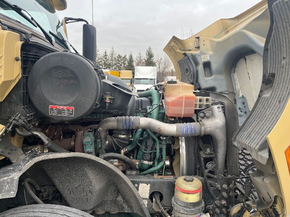 Day Cab Tractor-Heavy Duty Tractors-Volvo-2019-VNL64T300-Mississauga-ON-572,684\n\t\tkm-$ 57,500 - Image 15