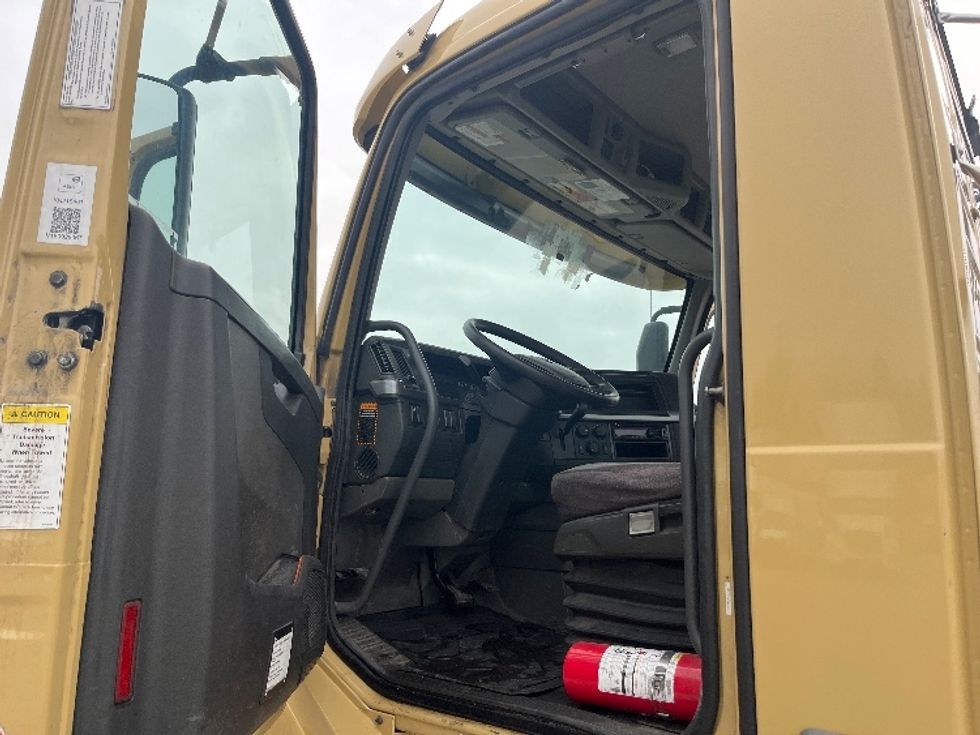 Day Cab Tractor-Heavy Duty Tractors-Volvo-2019-VNL64T300-Mississauga-ON-572,684\n\t\tkm-$ 57,500 - Image 9