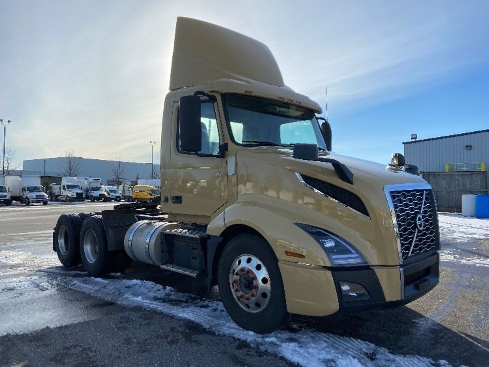 Day Cab Tractor-Heavy Duty Tractors-Volvo-2019-VNL64T300-Mississauga-ON-643,027\n\t\tkm-$ 52,500 - Image 1