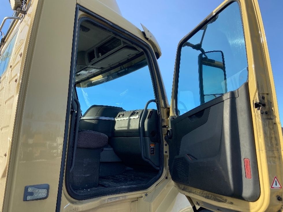 Day Cab Tractor-Heavy Duty Tractors-Volvo-2019-VNL64T300-Mississauga-ON-643,027\n\t\tkm-$ 52,500 - Image 12