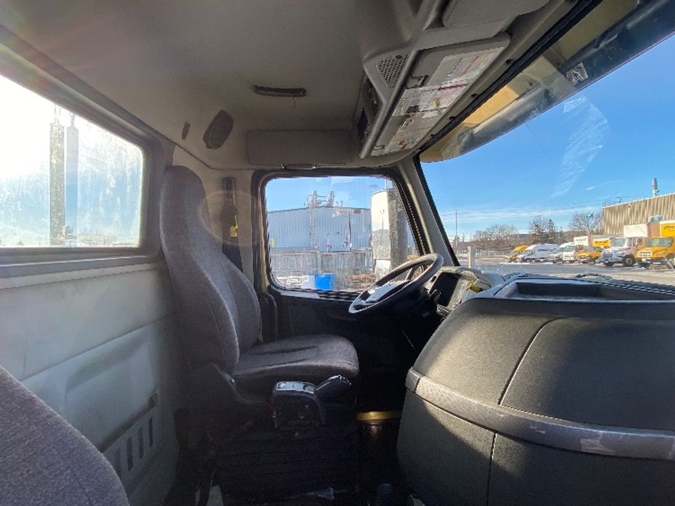 Day Cab Tractor-Heavy Duty Tractors-Volvo-2019-VNL64T300-Mississauga-ON-643,027\n\t\tkm-$ 52,500 - Image 14