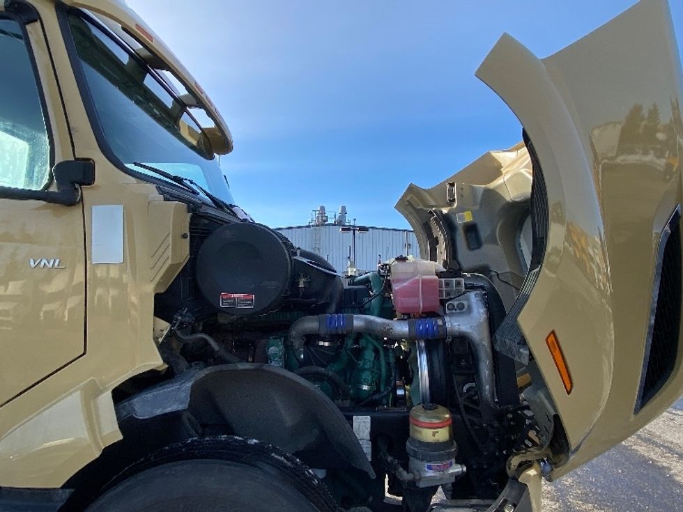 Day Cab Tractor-Heavy Duty Tractors-Volvo-2019-VNL64T300-Mississauga-ON-643,027\n\t\tkm-$ 52,500 - Image 15
