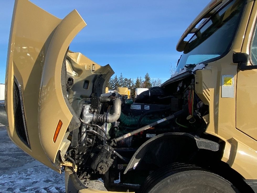 Day Cab Tractor-Heavy Duty Tractors-Volvo-2019-VNL64T300-Mississauga-ON-643,027\n\t\tkm-$ 52,500 - Image 16