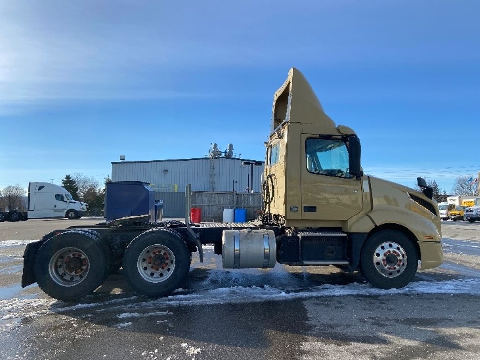 Day Cab Tractor-Heavy Duty Tractors-Volvo-2019-VNL64T300-Mississauga-ON-643,027\n\t\tkm-$ 52,500 - Image 8