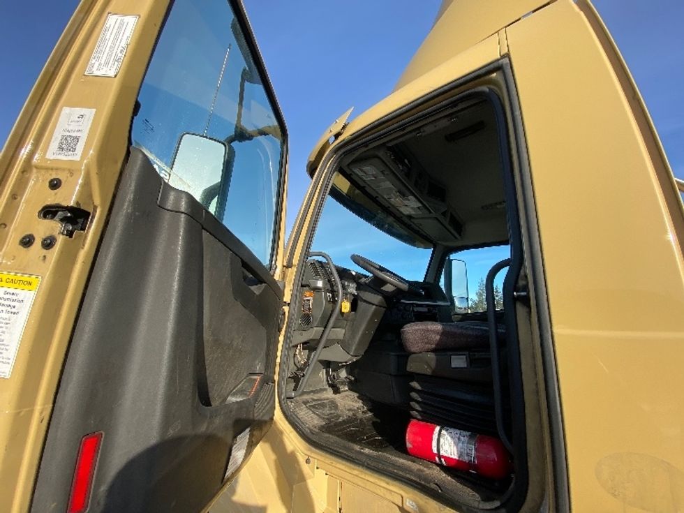 Day Cab Tractor-Heavy Duty Tractors-Volvo-2019-VNL64T300-Mississauga-ON-643,027\n\t\tkm-$ 52,500 - Image 9