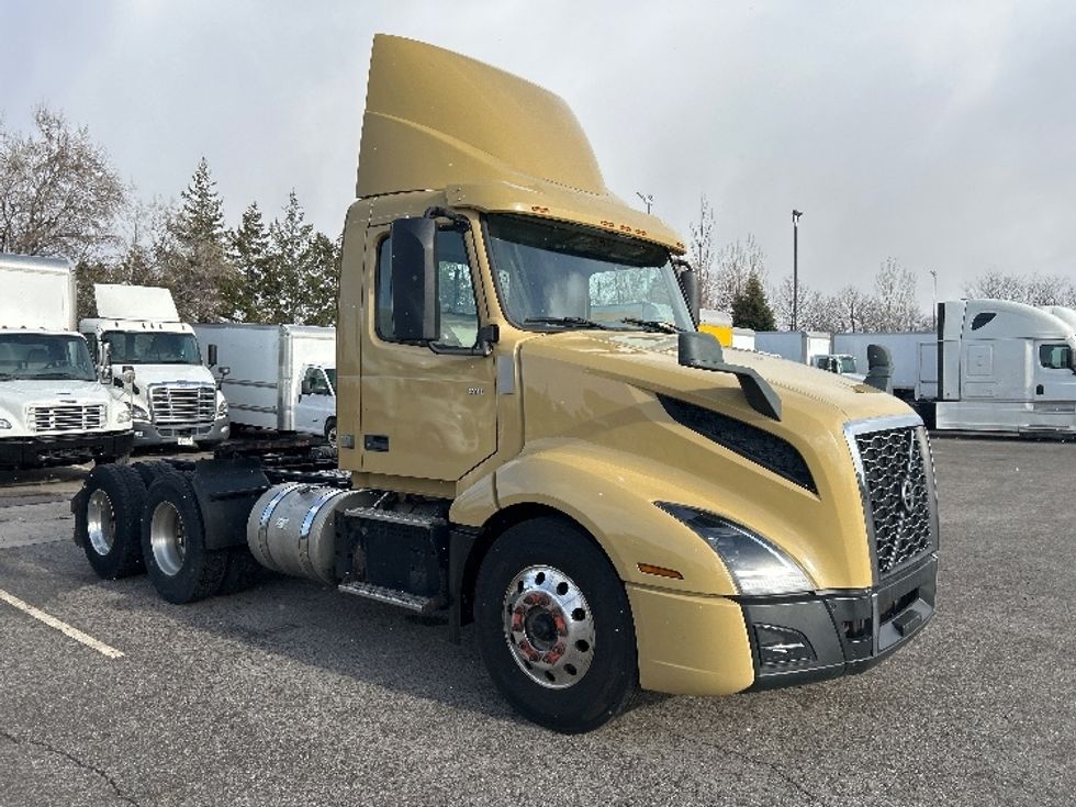 Day Cab Tractor-Heavy Duty Tractors-Volvo-2019-VNL64T300-Mississauga-ON-675,541\n\t\tkm-$ 52,750 - Image 1